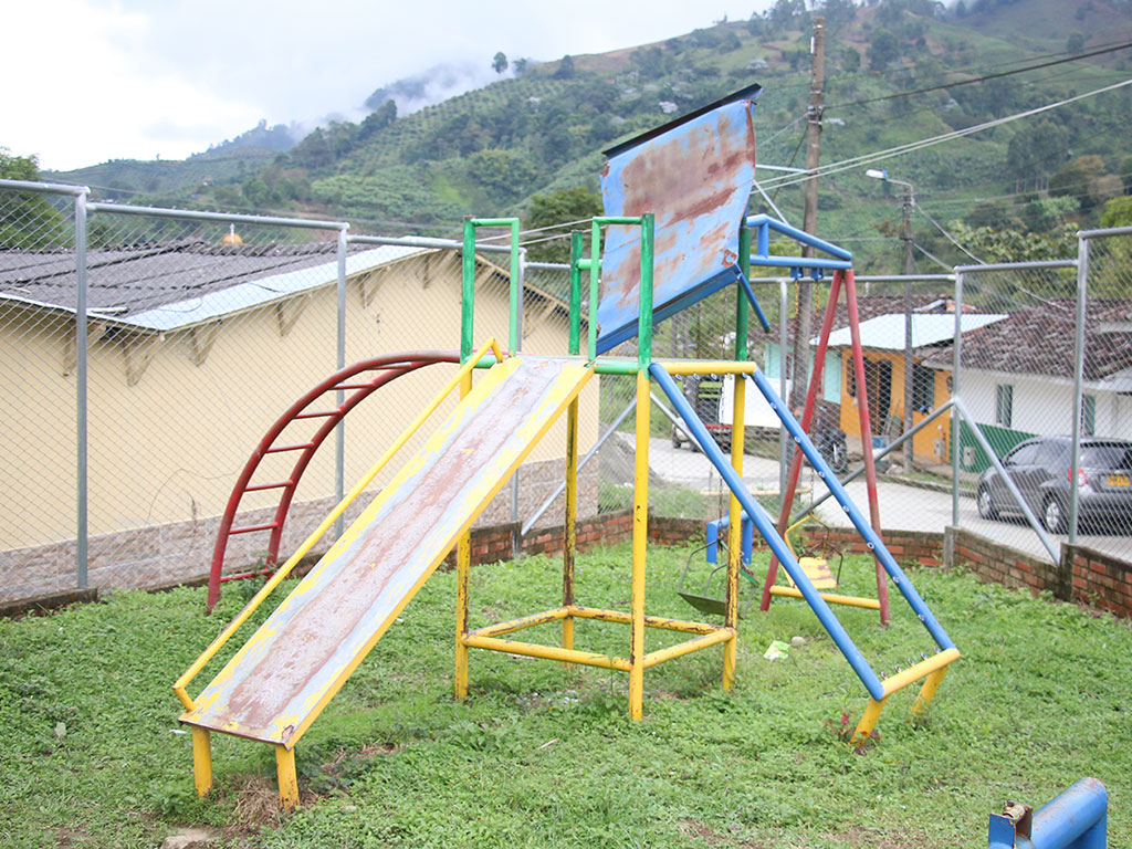 Caseta comunal y parque infantil del barrio  El ParaÃ­so de Pijao son monumentos al abandono