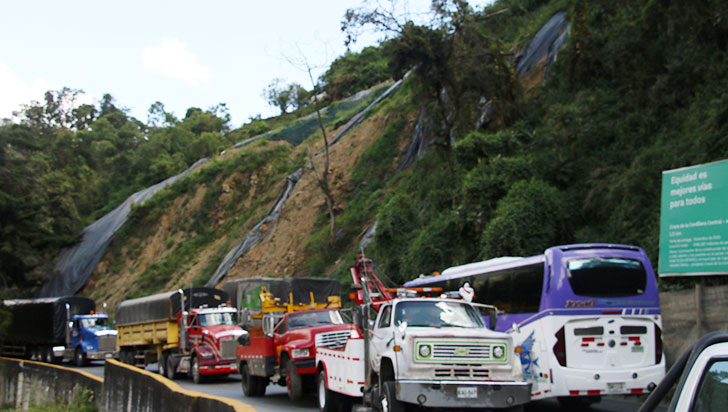 Ausencia de turistas, trancones y obreros que tratan de estabilizar el talud en La Línea