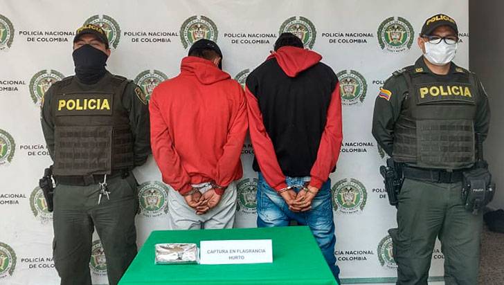 2 hombres, que usaron cuchillos para robarle el celular a una mujer en Montenegro, fueron capturados