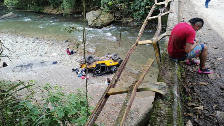 7 personas lesionadas tras caída de Jeep a Quebrada Negra