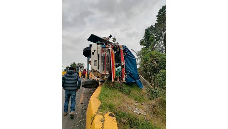 2 mujeres muertas y 25 heridos, saldo final de accidente en La Línea