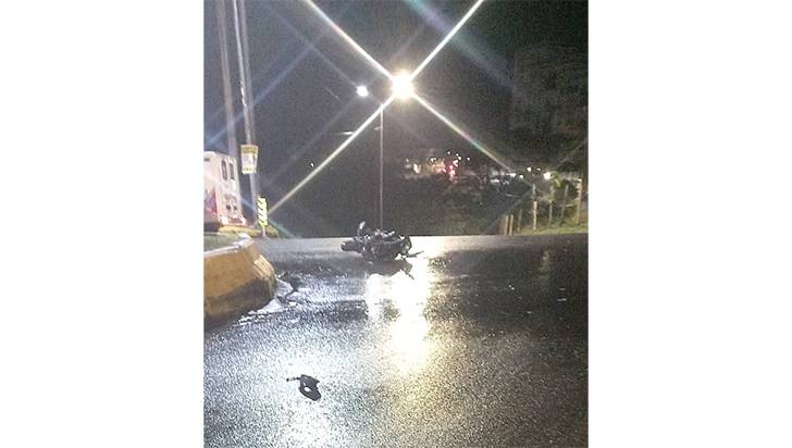 Motociclista murió en la avenida Centenario tras estrellarse con una glorieta