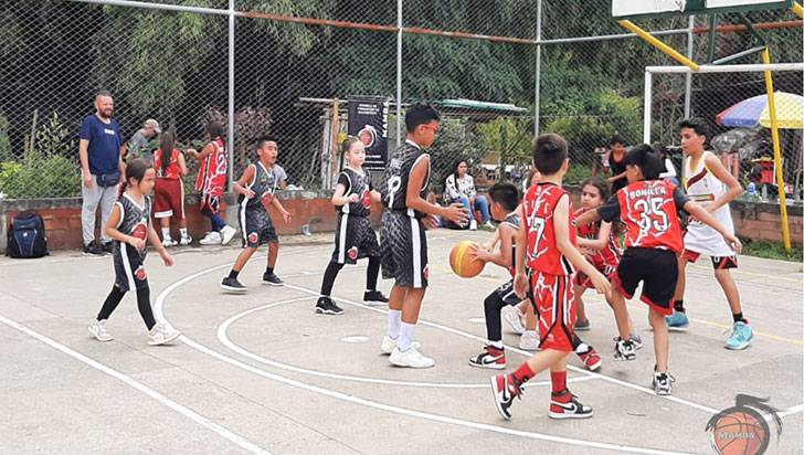 Con éxito se cumplió el I Festival de Baloncesto Mamba - La Crónica del  Quindío