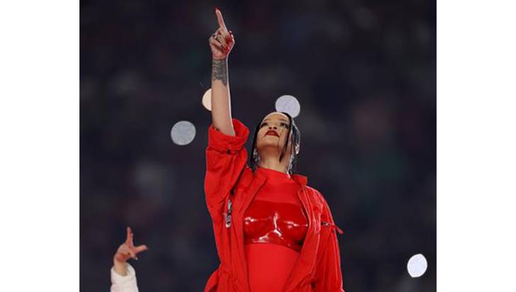 Rihanna regresa a los escenarios en el Super Bowl y revela su segundo embarazo