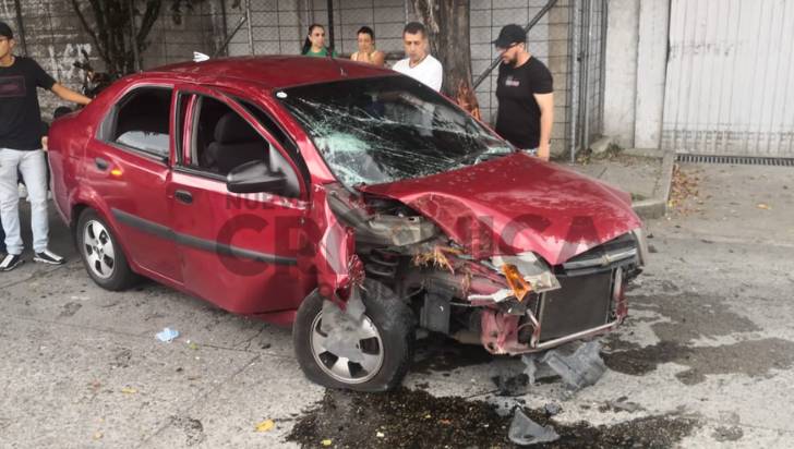 Por pérdida de control, un vehículo se volcó en el norte Armenia