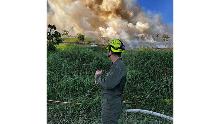 Incendio intencional arrasa en Circasia; responsables aún sin identificar