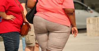 Obesidad abdominal aumenta riesgo de infarto cerebral, principalmente en mujeres