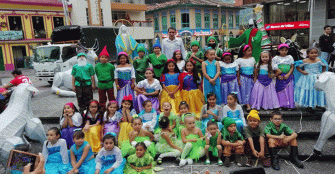 El profe JosÃ© pone a bailar a mÃ¡s de 300 niÃ±os en CalarcÃ¡