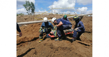 Bomberos de Armenia rescataron obrero atrapado por alud de tierra