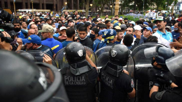 Incidentes entre hinchas y policías en el velorio de Maradona