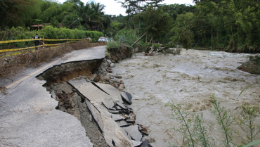 Vía principal hacia Córdoba y puente La Soledad, destruidos por creciente del río Verde