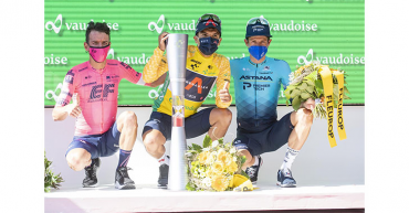 Urán sube al podio como subcampeón de la Vuelta a Suiza ganada por Carapaz