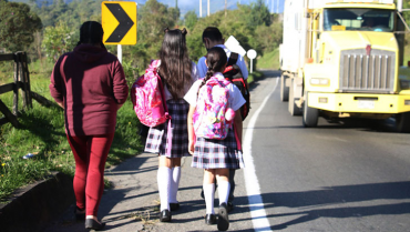 Niños arriesgan la vida en La Línea para llegar a la escuela