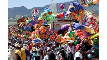 Las carrozas ilusionan en regreso a la calle del carnaval de Pasto