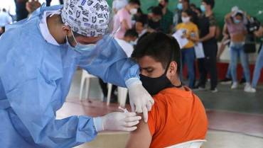 Colombia exigirá carné de vacunación a trabajadores en contacto con público