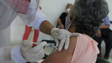 Menos muertes y hospitalizaciones gracias a la vacuna contra la Covid-19