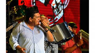 El vallenato Poncho Zuleta acosa en pleno concierto a cantante Karen Lizarazo