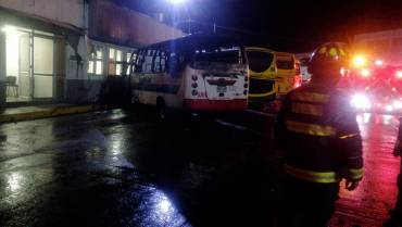 Incendio de 2 buses afectó estructura de la Terminal de Transporte de Armenia  