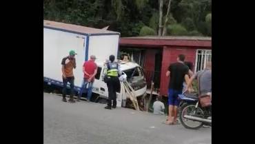 Accidente de camión en La María dejó una persona lesionada