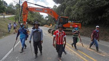 Centenares de indígenas bloquean la vía Panamericana por derechos de tierras y vivienda