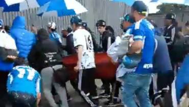 Suspenden a hinchas de Millonarios por meter un ataúd con un muerto a estadio de Bogotá