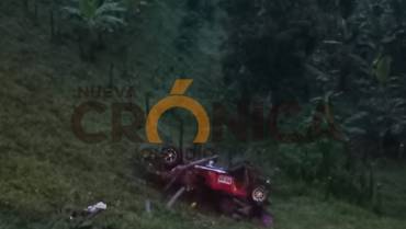 Jeep Willys rodó 50 metros al abismo en la vía Quimbaya a Filandia