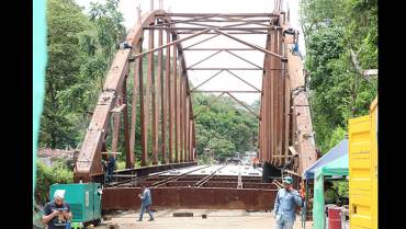 A un mes de rehabilitación, estructura del puente El Alambrado está armada