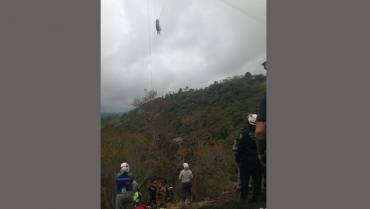 Parapentistas atrapados en cables de alta tensión fueron rescatados