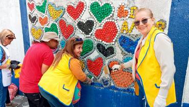 ‘Muro de Amor’, arte y embellecimiento a través de tapas plásticas