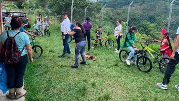 Dos ruedas que transportan sueños y felicidad, la iniciativa de ‘A la escuela en bici’