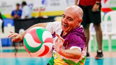 Con 60 años, el número 5 del voleibol sentado sigue defendiendo los colores del Quindío