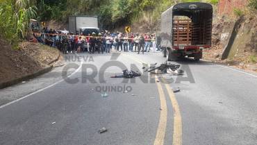 Siniestro en la vía Montenegro-Quimbaya dejó a un motociclista muerto y a una mujer lesionada