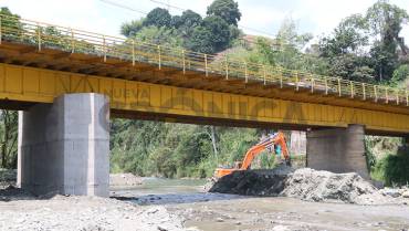 Residentes de Barragán exigen entrega total de obras del puente