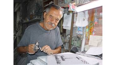 Jesús Antonio Parra: medio siglo tallando memorias en mármol