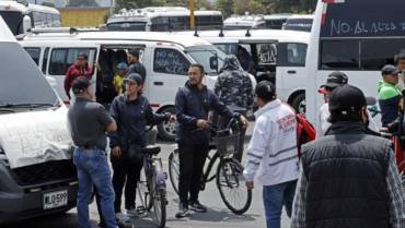 Buses se unen a camioneros en bloqueos de vías de Colombia