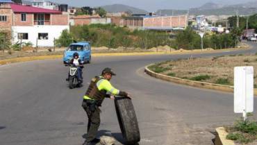 La Policía comienza a despejar vías bloqueadas en cuarto día de paro camionero